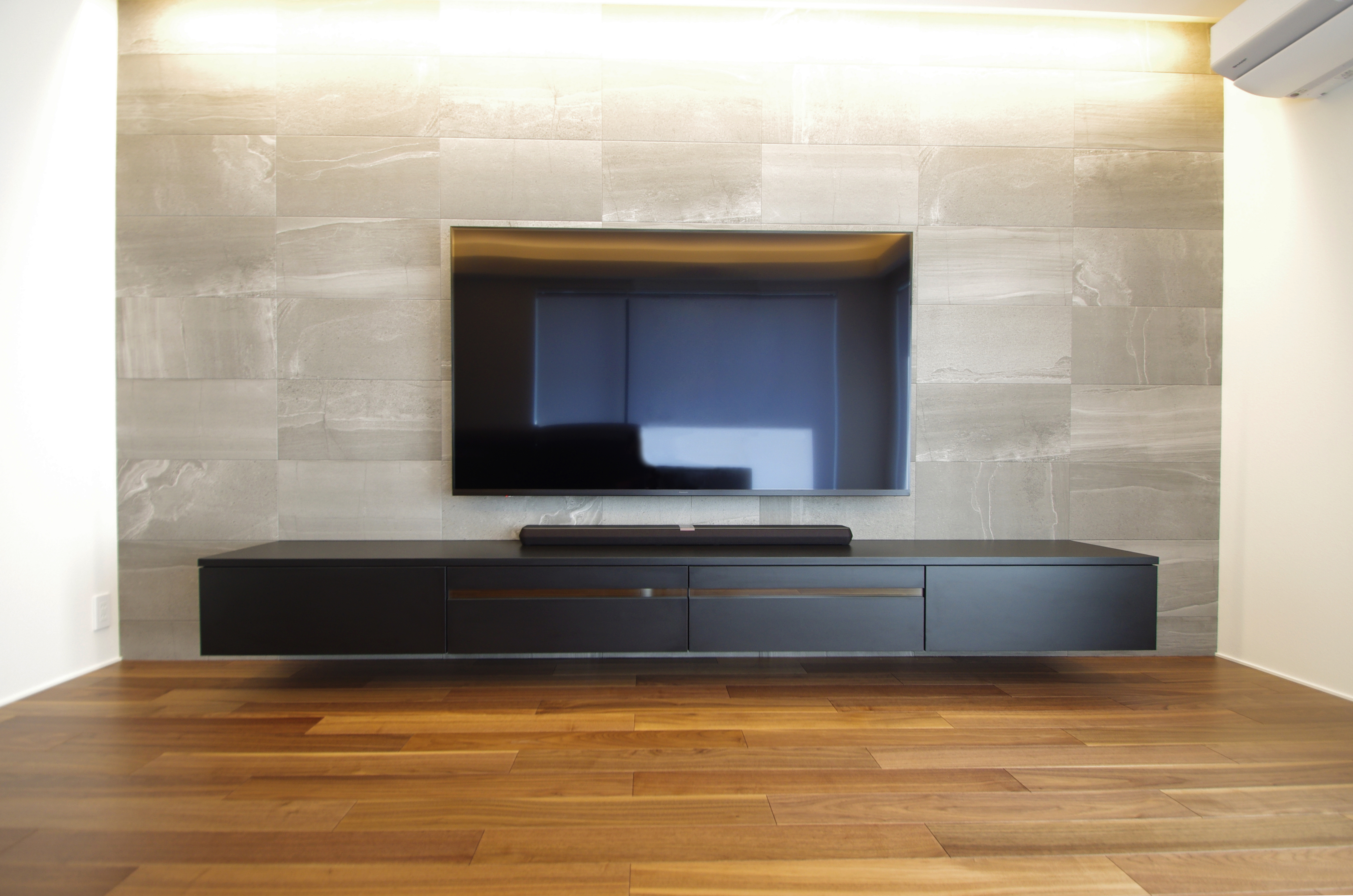 フロートテレビボード とエコカラット施工で、新築のリビング壁面を