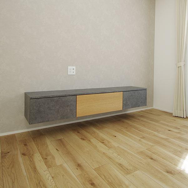 シンプルデザインの壁掛けテレビボード